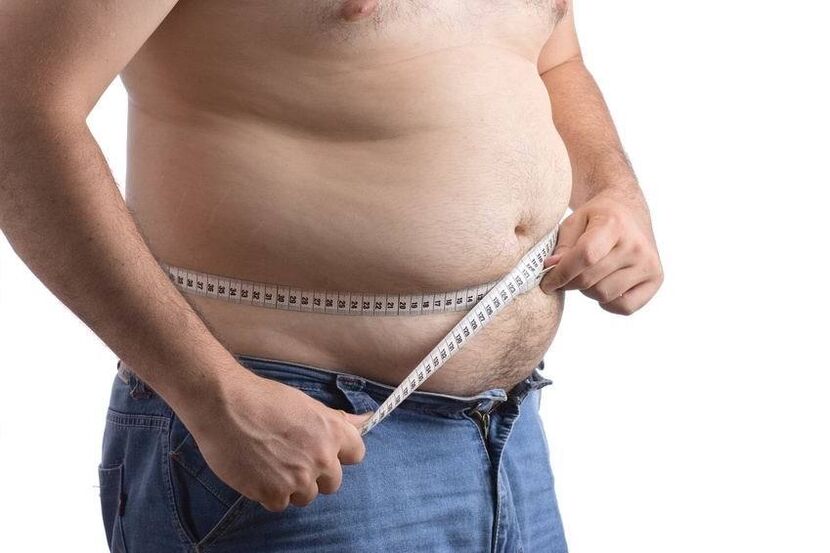 The full man measures the amount of the waist